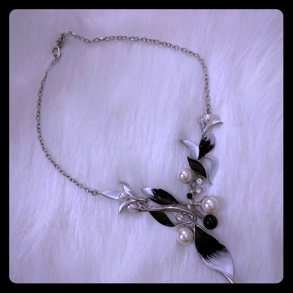 Necklace metal floral pearls